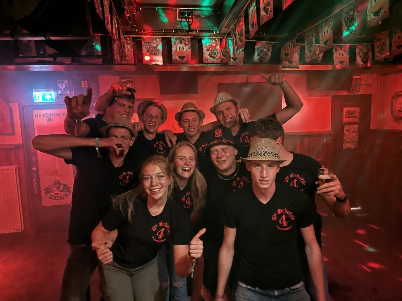 Groep in zwarte De Schotse 4-shirts op de dansvloer van Schotse Vier