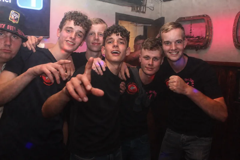 Groep vrienden dicht bij elkaar in het interieur van Schotse Vier
